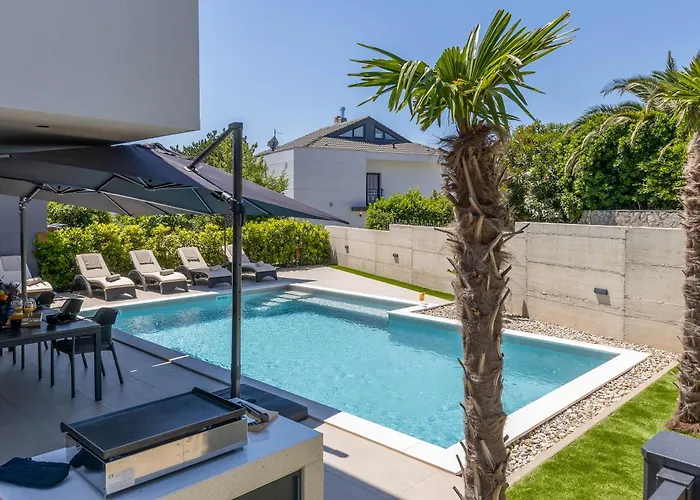 Novo - S Velikim Bazenom Villa
