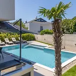 Novo - S Velikim Bazenom Villa