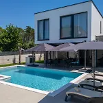 Villa Novo - S Velikim Bazenom
