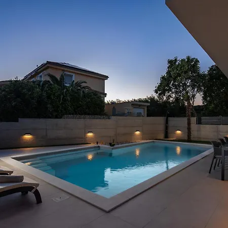 Novo - S Velikim Bazenom