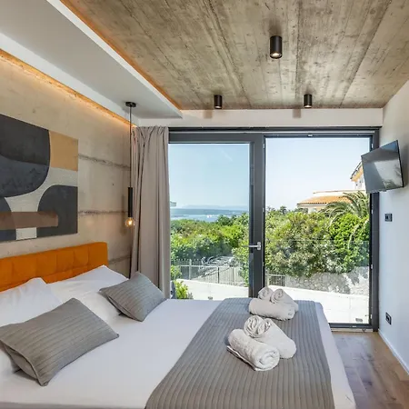 Novo - S Velikim Bazenom Villa