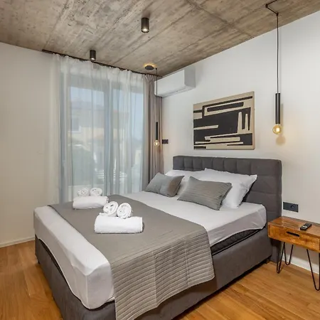 Novo - S Velikim Bazenom * 茨里克韦尼察