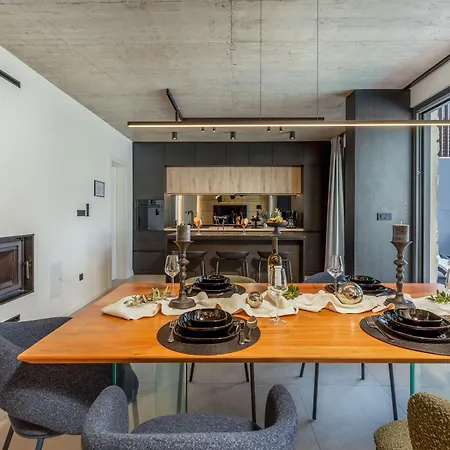 Novo - S Velikim Bazenom 别墅 *