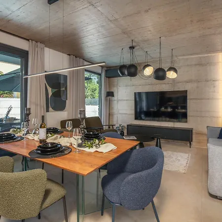 Novo - S Velikim Bazenom 别墅 *