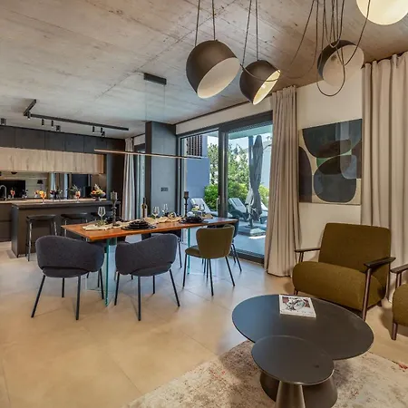 Novo - S Velikim Bazenom 茨里克韦尼察