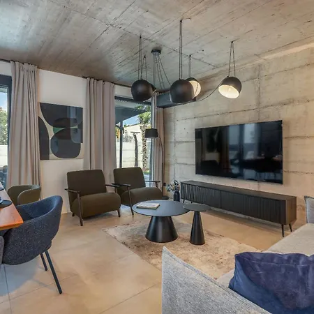 Novo - S Velikim Bazenom 别墅 *