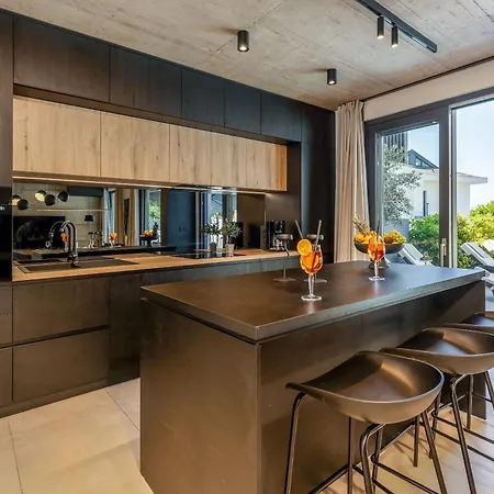 Novo - S Velikim Bazenom 别墅 茨里克韦尼察