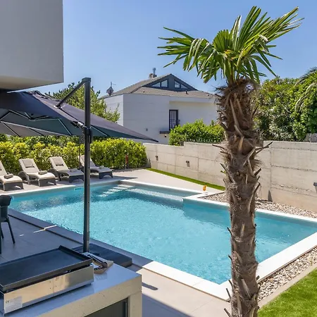 Novo - S Velikim Bazenom Villa