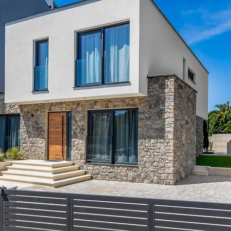 Novo - S Velikim Bazenom *