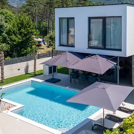 Novo - S Velikim Bazenom Villa *