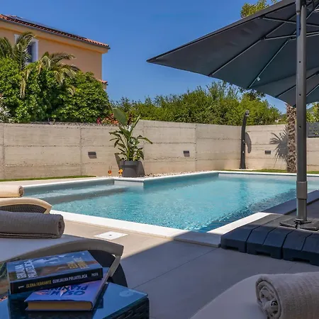 Novo - S Velikim Bazenom