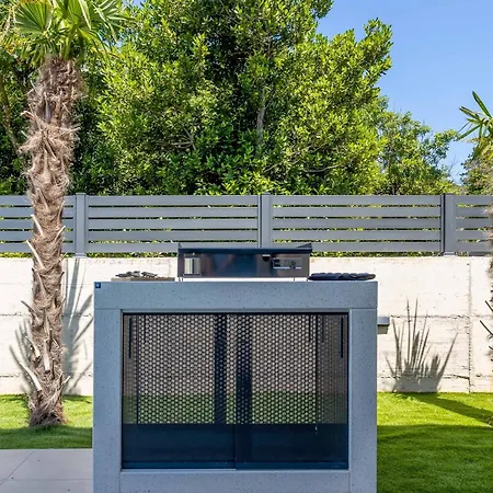 Novo - S Velikim Bazenom 别墅