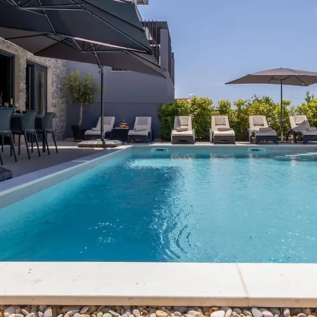 Novo - S Velikim Bazenom 别墅 茨里克韦尼察