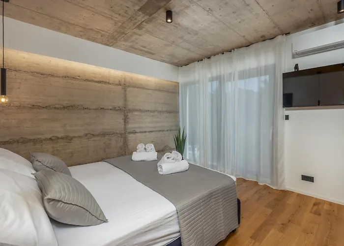 Novo - S Velikim Bazenom Villa *